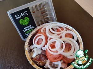 Баранина, запеченная с луком и томатом