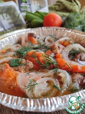 Баранина, запеченная с луком и томатом