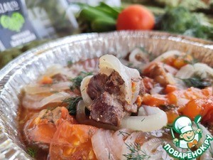 Баранина, запеченная с луком и томатом