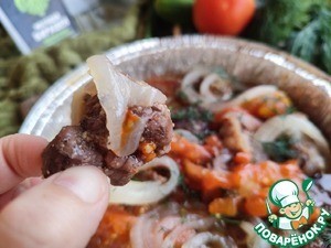 Баранина, запеченная с луком и томатом