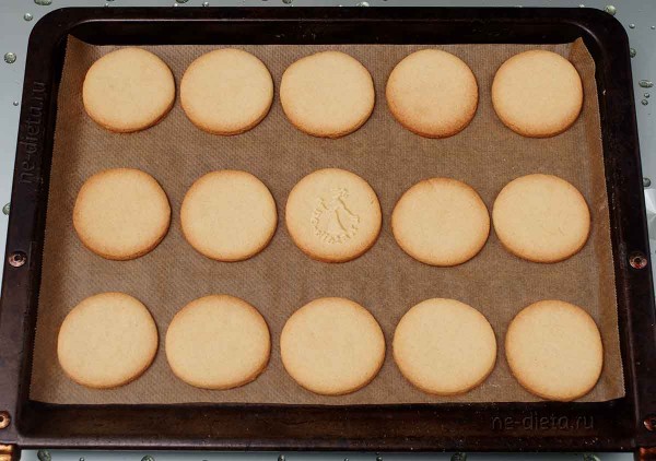 Песочное печенье с джемом и шоколадом Песочное печенье с джемом и шоколадом