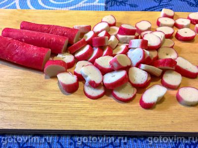 Слоеный салат «Морское дно» из крабовых палочек с консервированной рыбой и капустой 