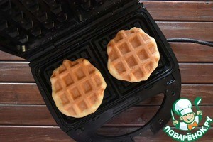 Булочки в вафельнице с мясной подливой