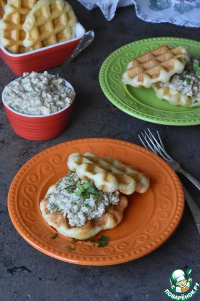 Булочки в вафельнице с мясной подливой