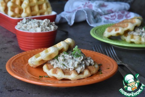 Булочки в вафельнице с мясной подливой