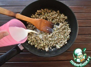 Булочки в вафельнице с мясной подливой