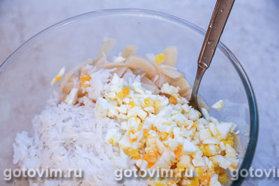 Рисовый салат с кальмарами 