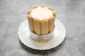 Шарлотка с савоярди Шарлотка с савоярди