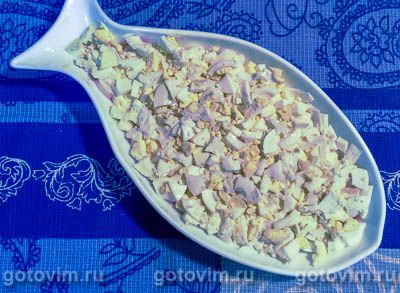 Слоеный салат «Морское дно» из крабовых палочек с консервированной рыбой и капустой 