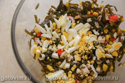 Салат из крабовых палочек с морской капустой