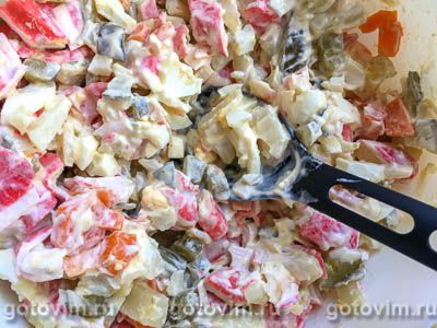 Салат с крабовыми палочками, солеными огурцами и овощами Салат с крабовыми палочками, солеными огурцами и овощами