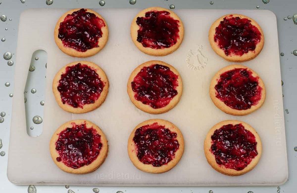 Песочное печенье с джемом и шоколадом Песочное печенье с джемом и шоколадом