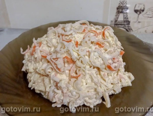 Салат с кальмарами и крабовыми палочками