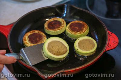 Печеночные оладьи в кабачковых кольцах Печеночные оладьи в кабачковых кольцах