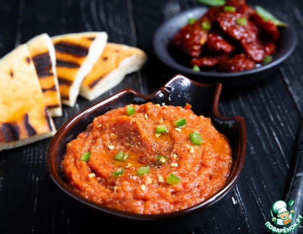 Дип из поленты, вяленых томатов и острого перца