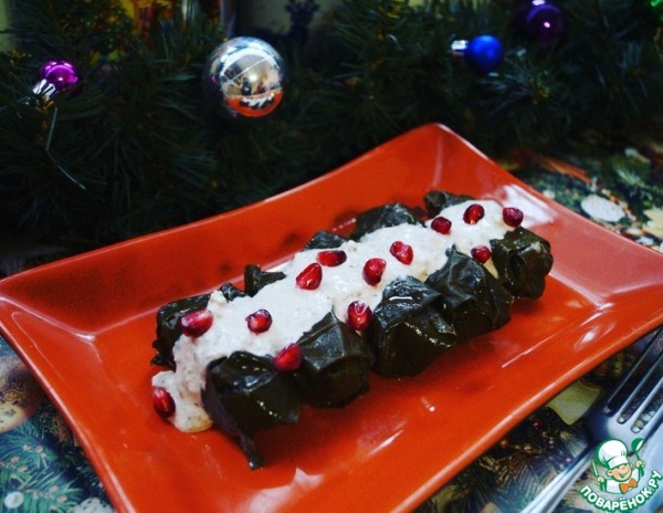 Долма с бурым рисом и ореховым соусом