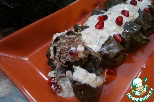 Долма с бурым рисом и ореховым соусом