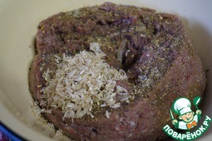 Долма с бурым рисом и ореховым соусом