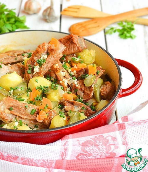 Домашнее жаркое с ребрышками и картофелем Домашнее жаркое с ребрышками и картофелем