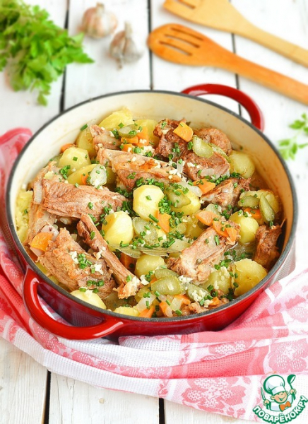 Домашнее жаркое с ребрышками и картофелем Домашнее жаркое с ребрышками и картофелем