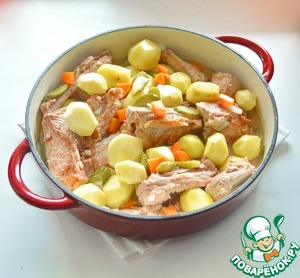Домашнее жаркое с ребрышками и картофелем Домашнее жаркое с ребрышками и картофелем