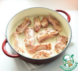 Домашнее жаркое с ребрышками и картофелем Домашнее жаркое с ребрышками и картофелем