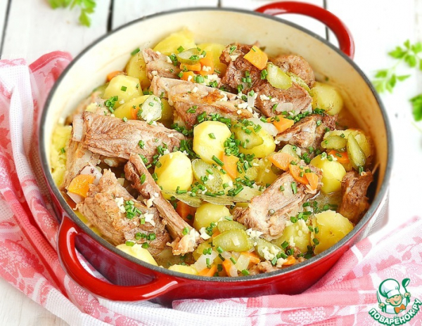 Домашнее жаркое с ребрышками и картофелем Домашнее жаркое с ребрышками и картофелем