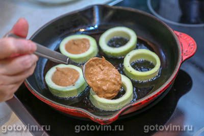 Печеночные оладьи в кабачковых кольцах Печеночные оладьи в кабачковых кольцах