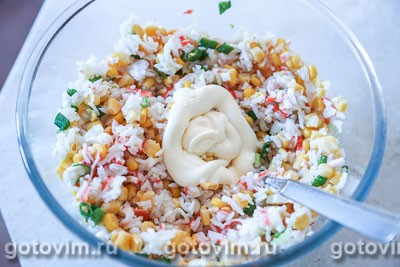 Салат из крабовых палочек с рисом и кукурузой