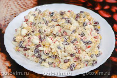 Салат с крабовыми палочками, кукурузой, фасолью и сухариками Салат с крабовыми палочками, кукурузой, фасолью и сухариками