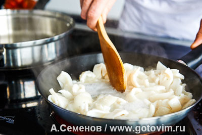 Салат из молодого картофеля и жареных кальмаров