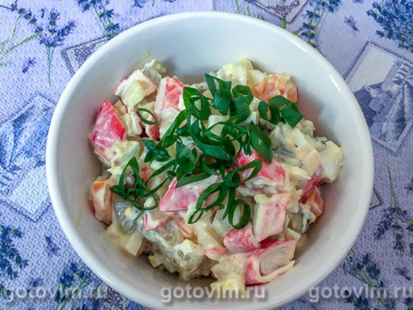 Салат с крабовыми палочками, солеными огурцами и овощами Салат с крабовыми палочками, солеными огурцами и овощами