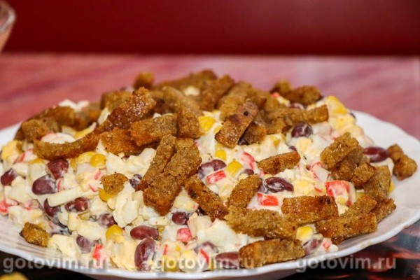 Салат с крабовыми палочками, кукурузой, фасолью и сухариками Салат с крабовыми палочками, кукурузой, фасолью и сухариками