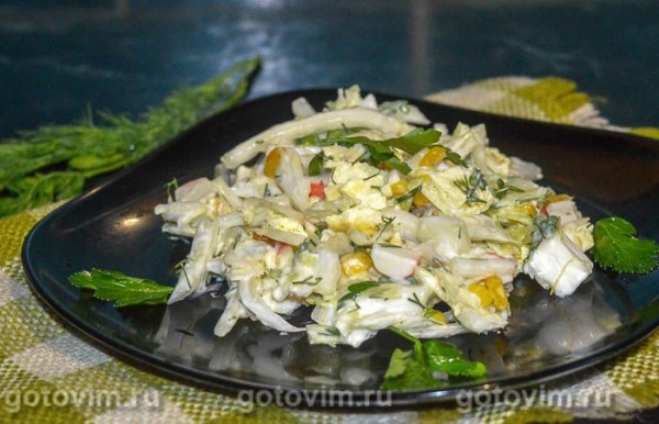 Салат из пекинской капусты с крабовыми палочками, кукурузой и омлетом 