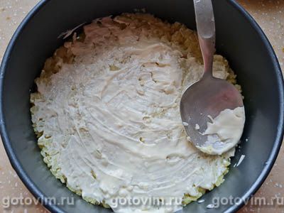 Слоеный салат с крабовыми палочками, корейской морковью, картофелем и огурцами