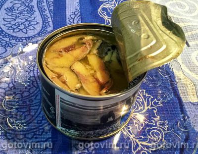 Слоеный салат «Морское дно» из крабовых палочек с консервированной рыбой и капустой 