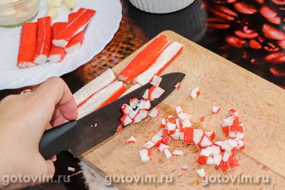 Салат с крабовыми палочками, кукурузой, фасолью и сухариками Салат с крабовыми палочками, кукурузой, фасолью и сухариками