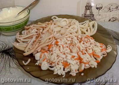 Салат с кальмарами и крабовыми палочками