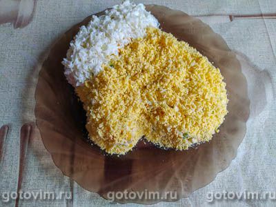 Салат «Варежка» с крабовыми палочками и кукурузой Салат «Варежка» с крабовыми палочками и кукурузой