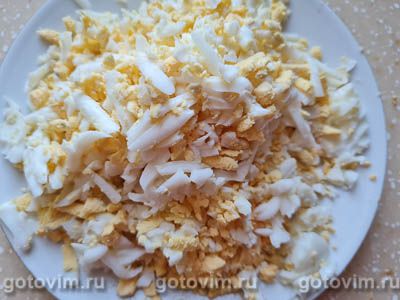 Слоеный салат с крабовыми палочками, корейской морковью, картофелем и огурцами