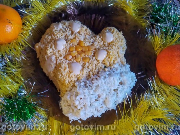 Салат «Варежка» с крабовыми палочками и кукурузой Салат «Варежка» с крабовыми палочками и кукурузой