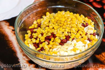 Салат с крабовыми палочками, кукурузой, фасолью и сухариками Салат с крабовыми палочками, кукурузой, фасолью и сухариками