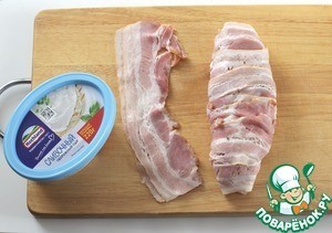 Фаршированная куриная грудка в беконе