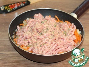 Фаршированный перец, запеченный в творожном соусе