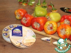 Фаршированный перец, запеченный в творожном соусе