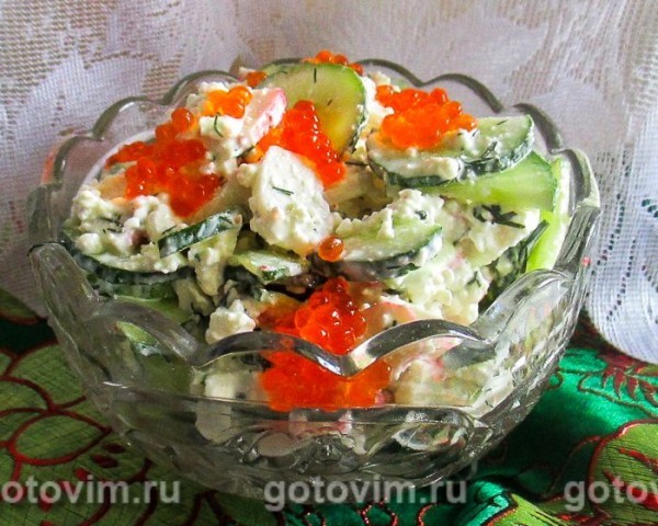 Салат с крабовыми палочками, творогом и свежими огурцами