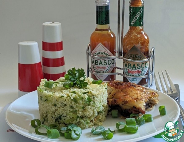 Гарнир из кус-куса с авокадо и огурцом