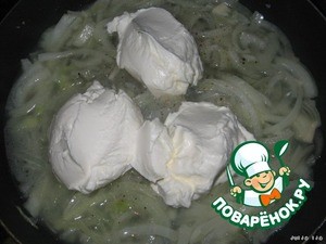 Голубцы, запечeнные под сметанно-луковым соусом