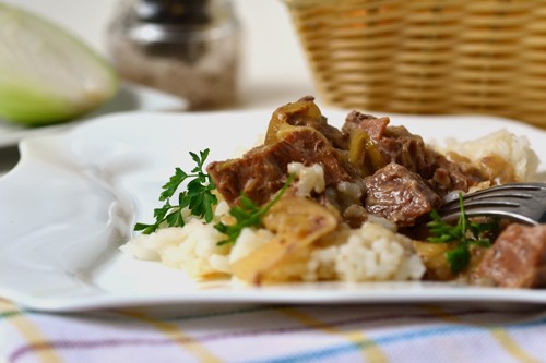 Говядина в луковом соусе
