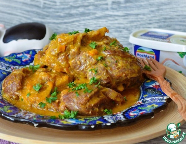 Говяжья голяшка в сливочно-овощном соусе